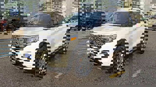 Certified 2022 Ford Explorer Limited w/ Equipment Group 301A image 2