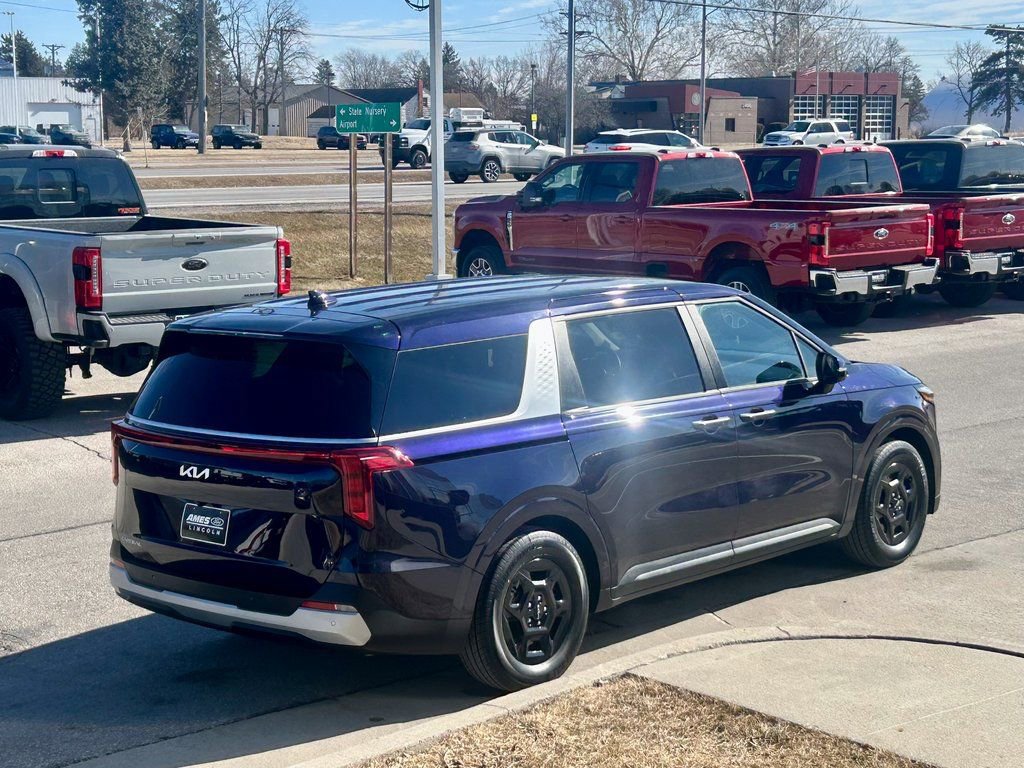 Used 2025 Kia Carnival image 3