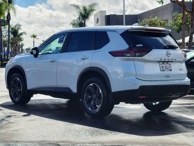 Used 2024 Nissan Rogue SV image 2