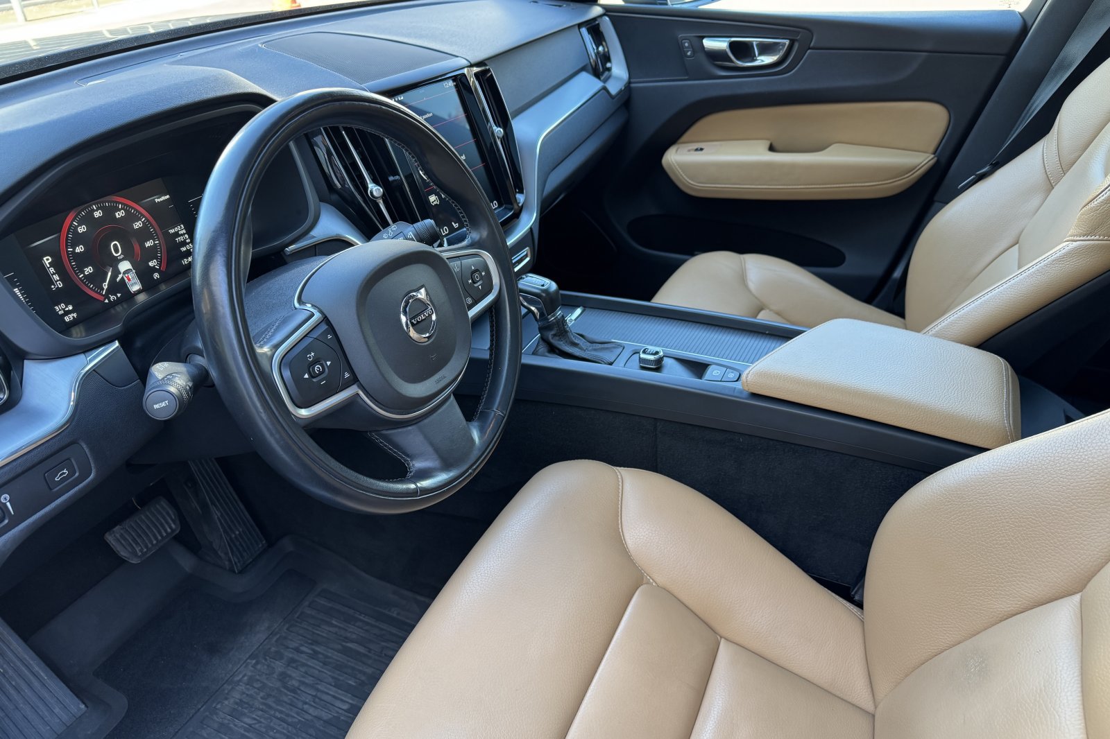 Used 2018 Volvo XC60 T6 Momentum w/ Vision Package AWD/4WD image 10