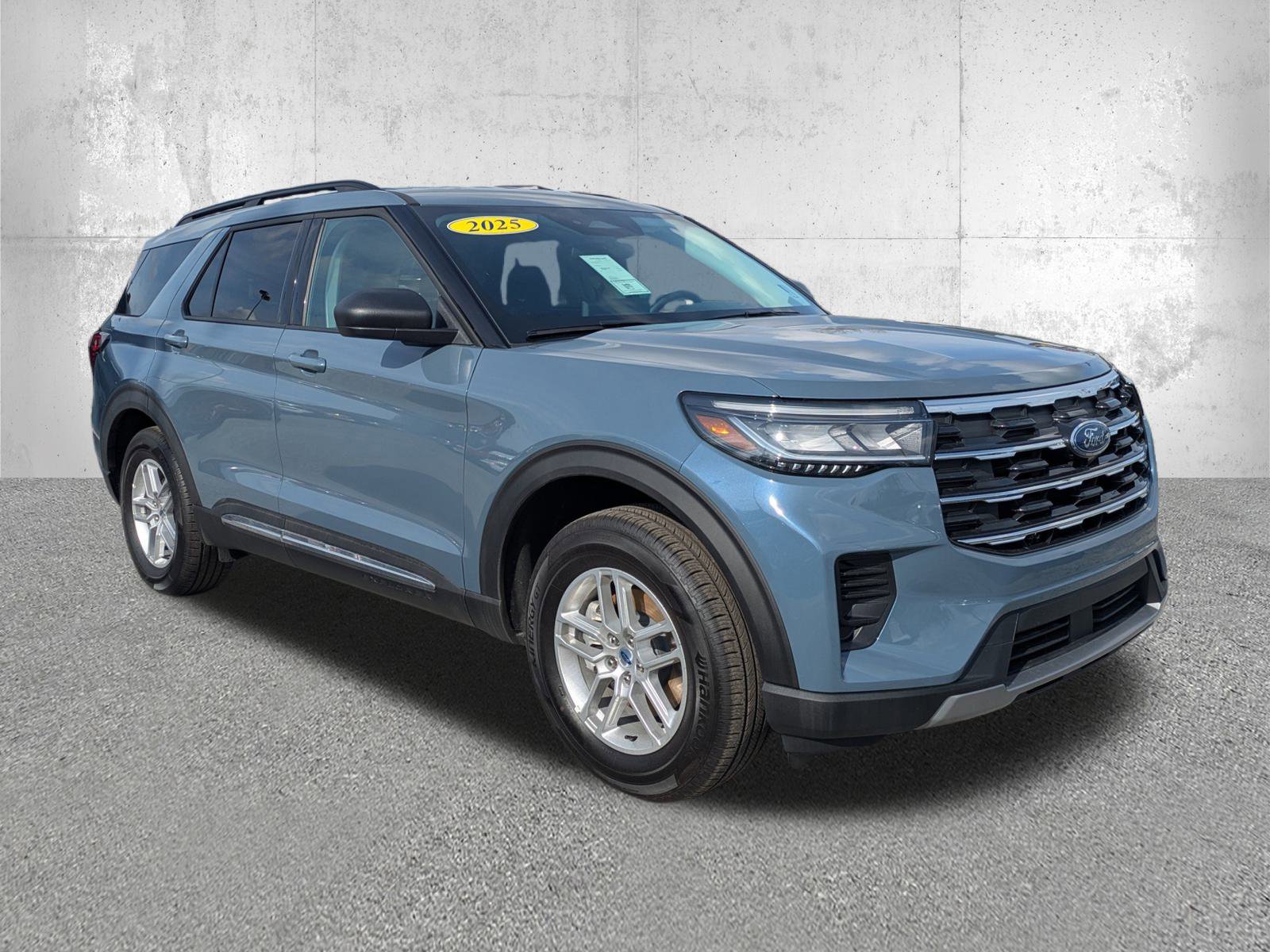Certified 2025 Ford Explorer Active RWD image 2