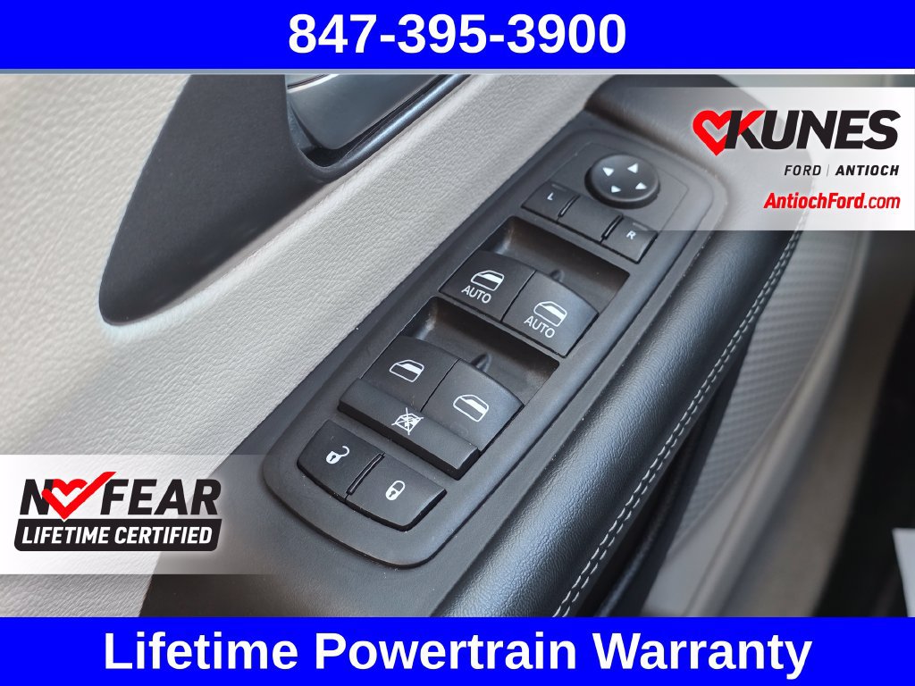 Used 2024 Chrysler Pacifica Touring-L FWD image 37