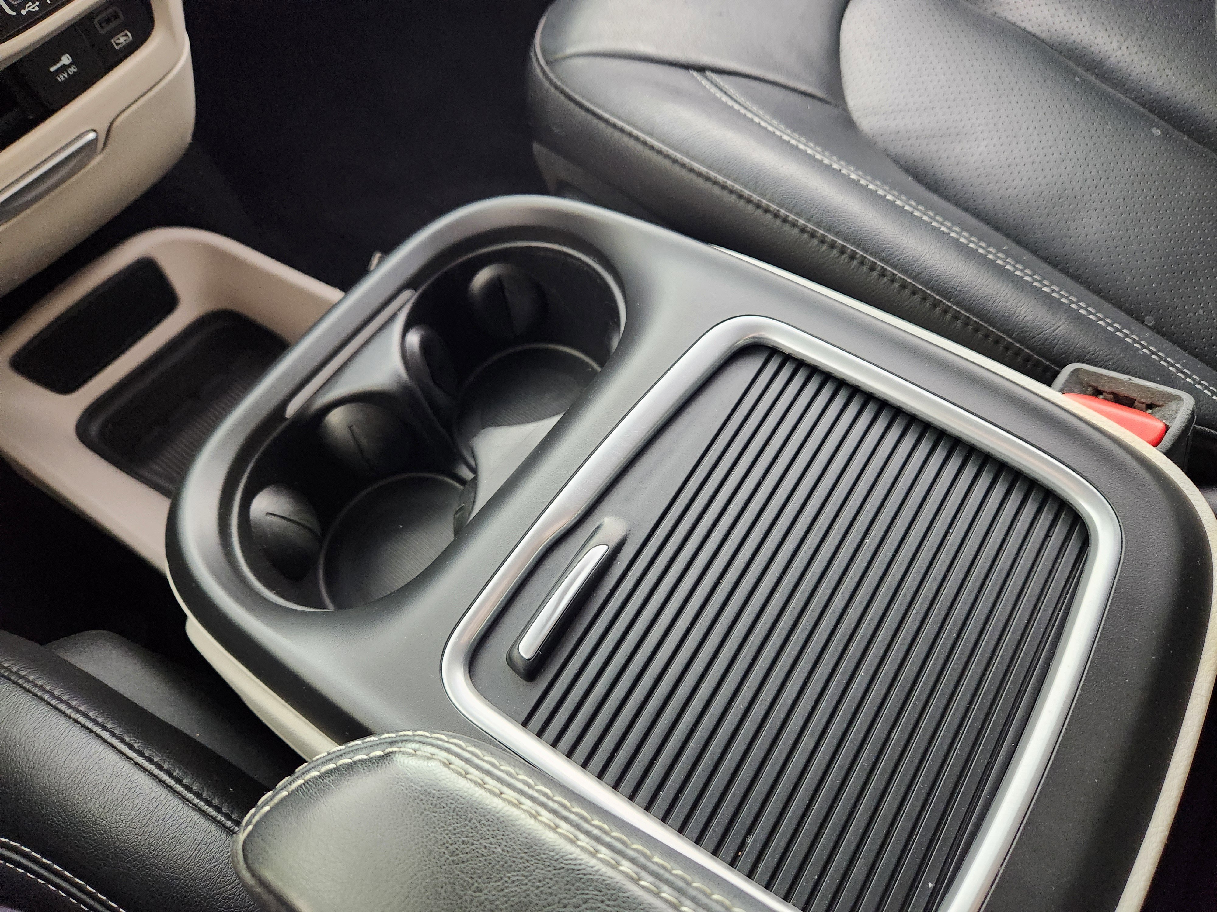 Used 2022 Chrysler Pacifica Touring-L image 25