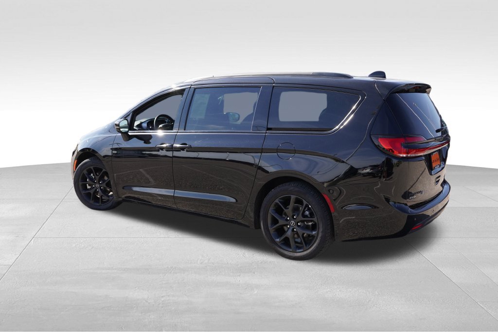 Used 2025 Chrysler Pacifica Limited FWD image 8