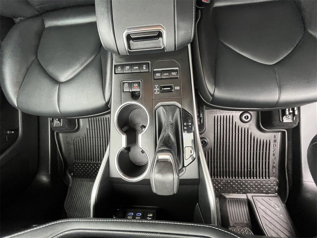 Used 2022 Toyota Highlander XLE image 14