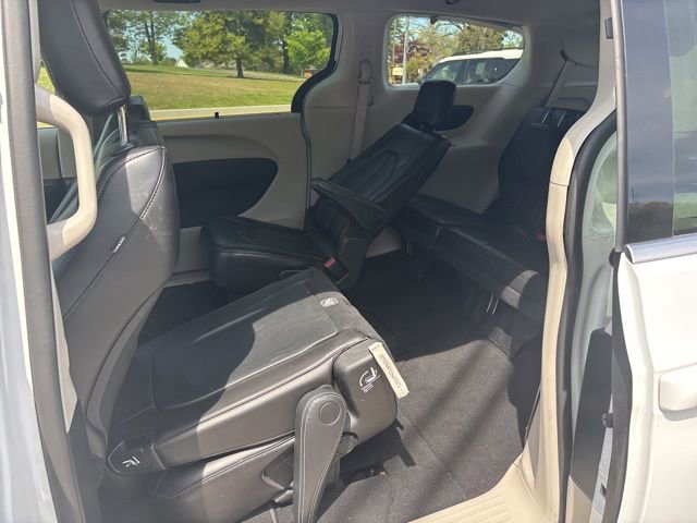Used 2023 Chrysler Pacifica Touring-L FWD image 8