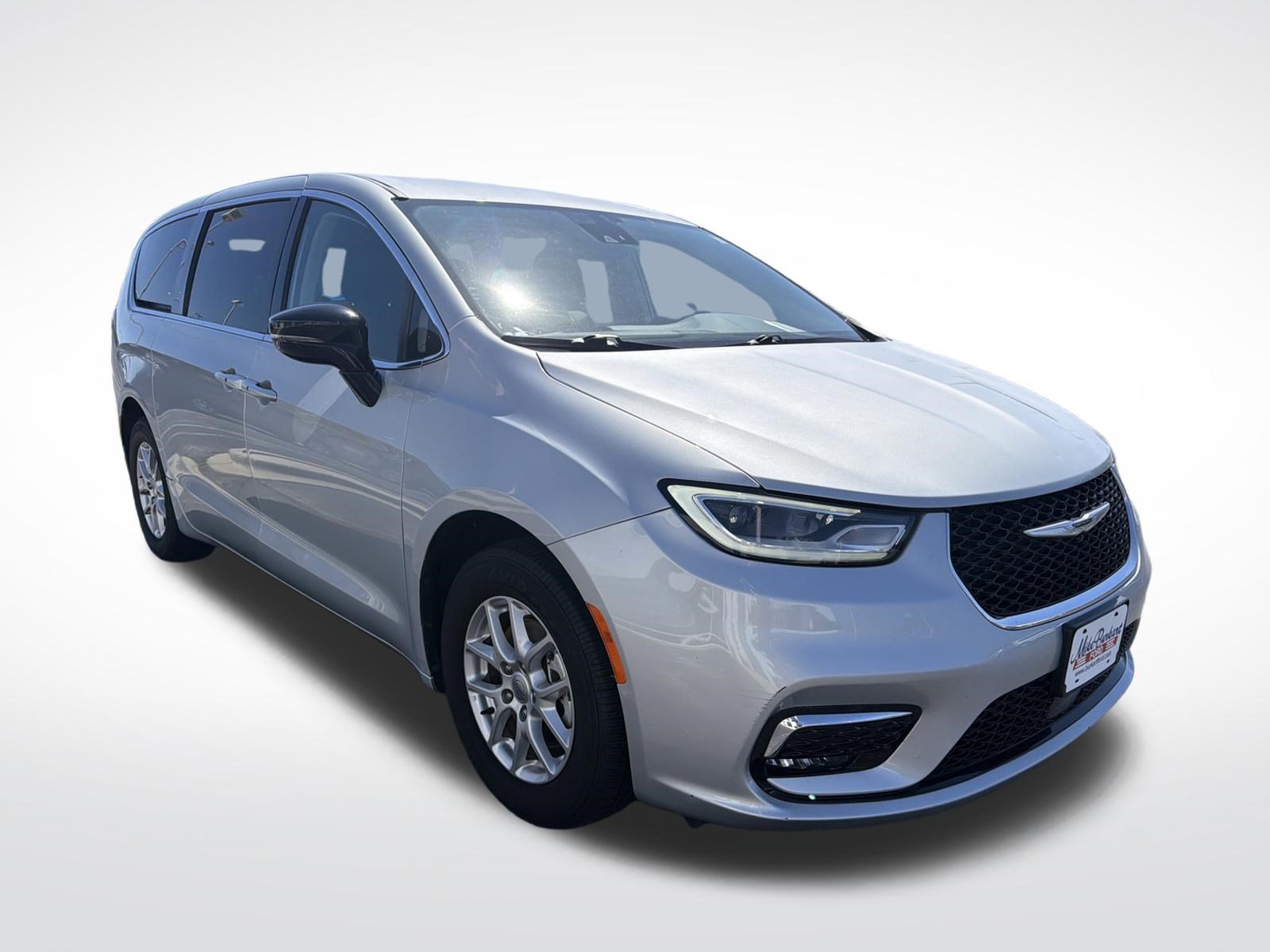 Used 2024 Chrysler Pacifica Touring-L FWD image 4