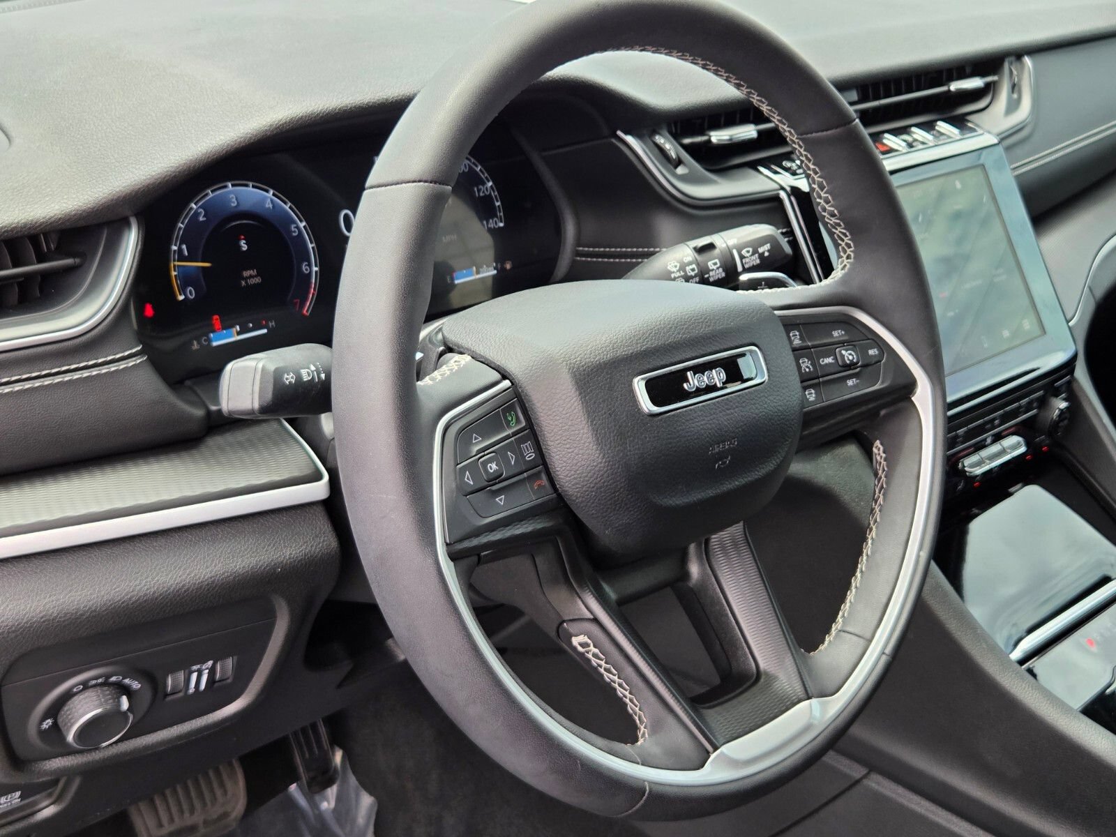 Used 2024 Jeep Grand Cherokee Altitude AWD/4WD image 18