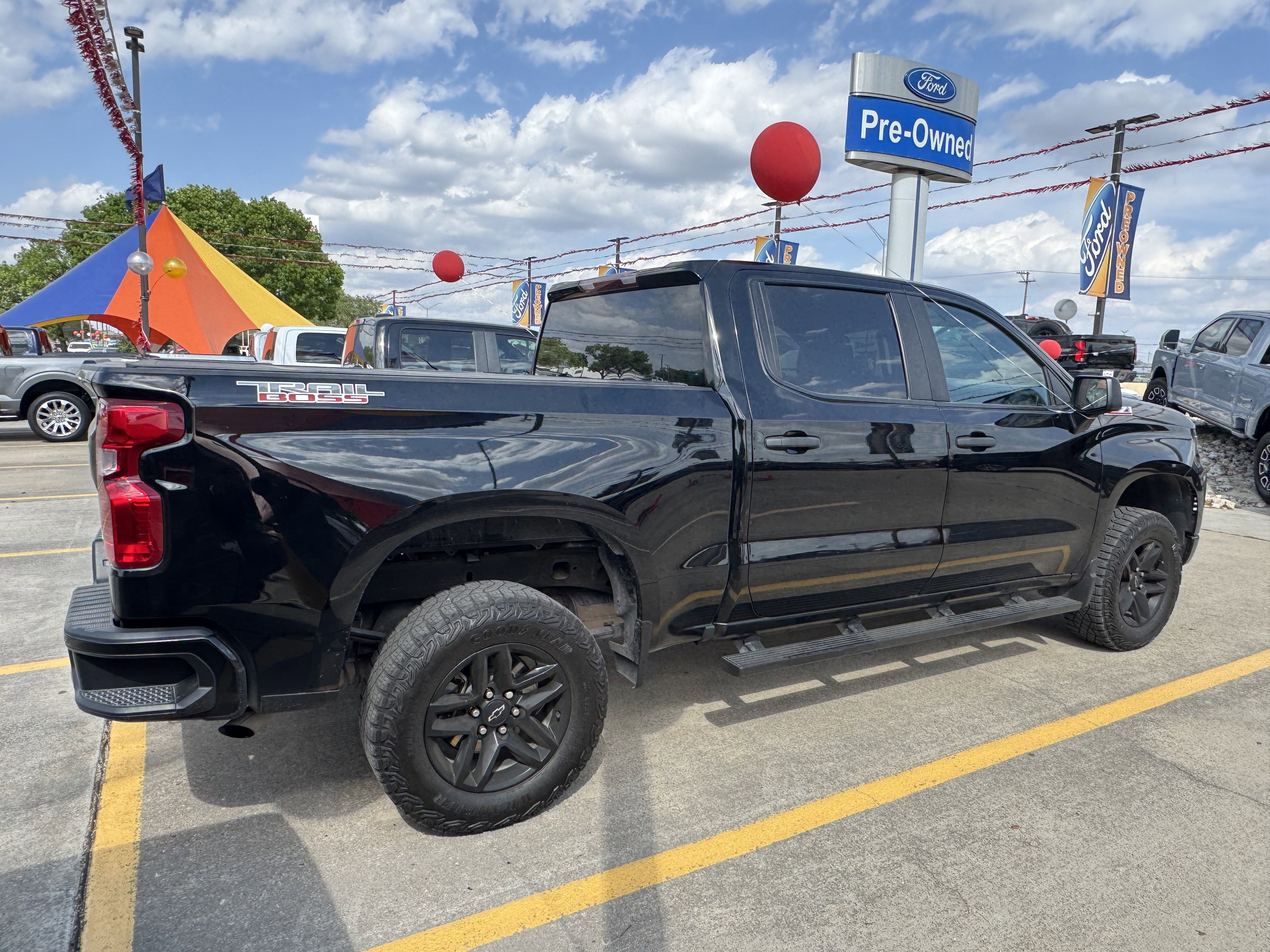 Used 2025 Chevrolet Silverado 1500 Custom Trail Boss w/ LPO, Dark Essentials Package image 4
