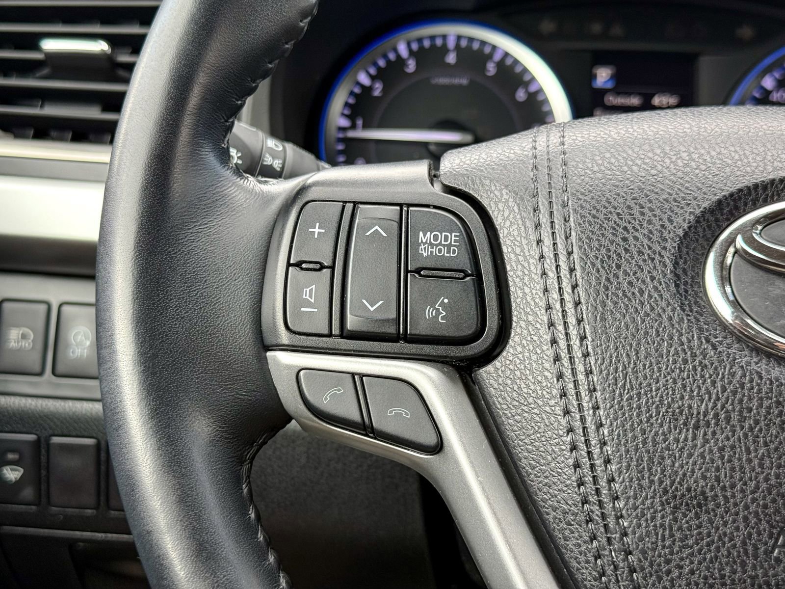 Used 2019 Toyota Highlander XLE AWD/4WD image 39