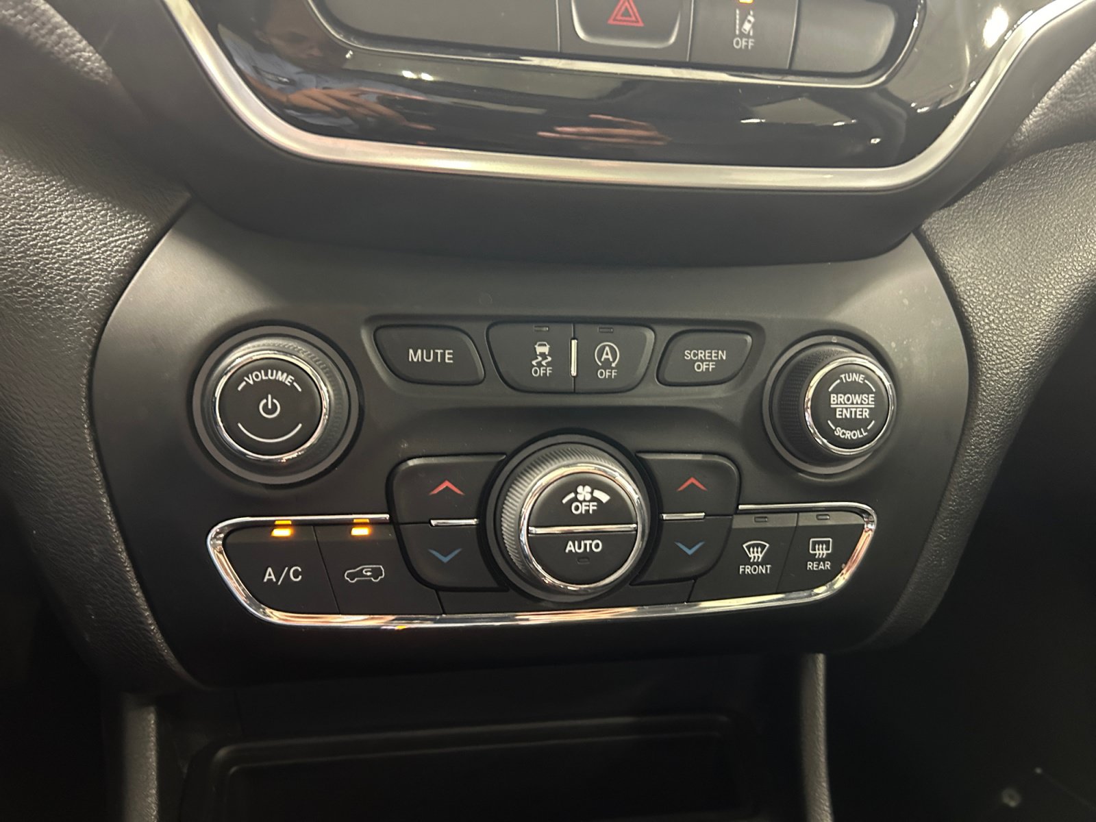 Used 2022 Jeep Cherokee Limited AWD/4WD image 24
