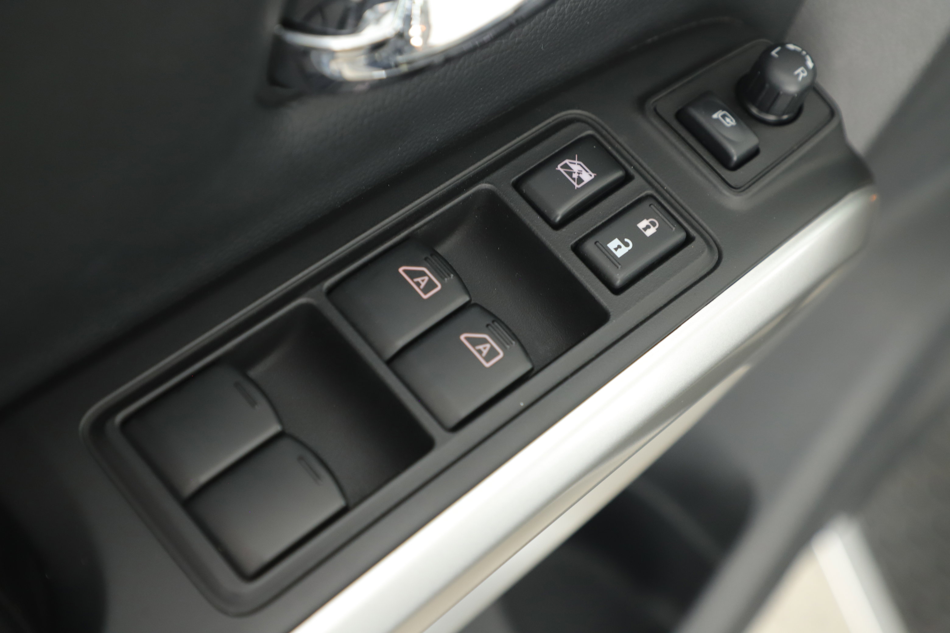 Used 2019 Nissan Titan SL image 9