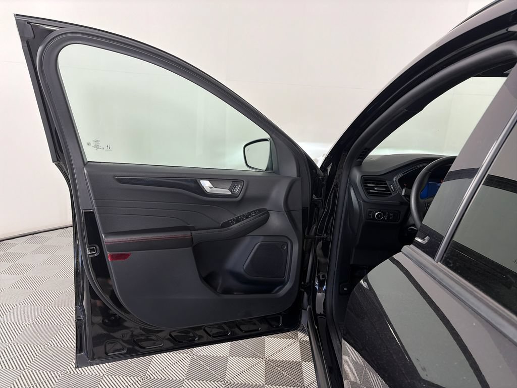 Certified 2025 Ford Escape ST-Line Select AWD/4WD image 10