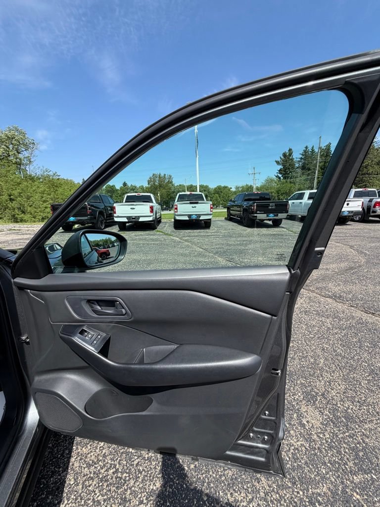 Used 2024 Nissan Rogue S AWD/4WD image 17