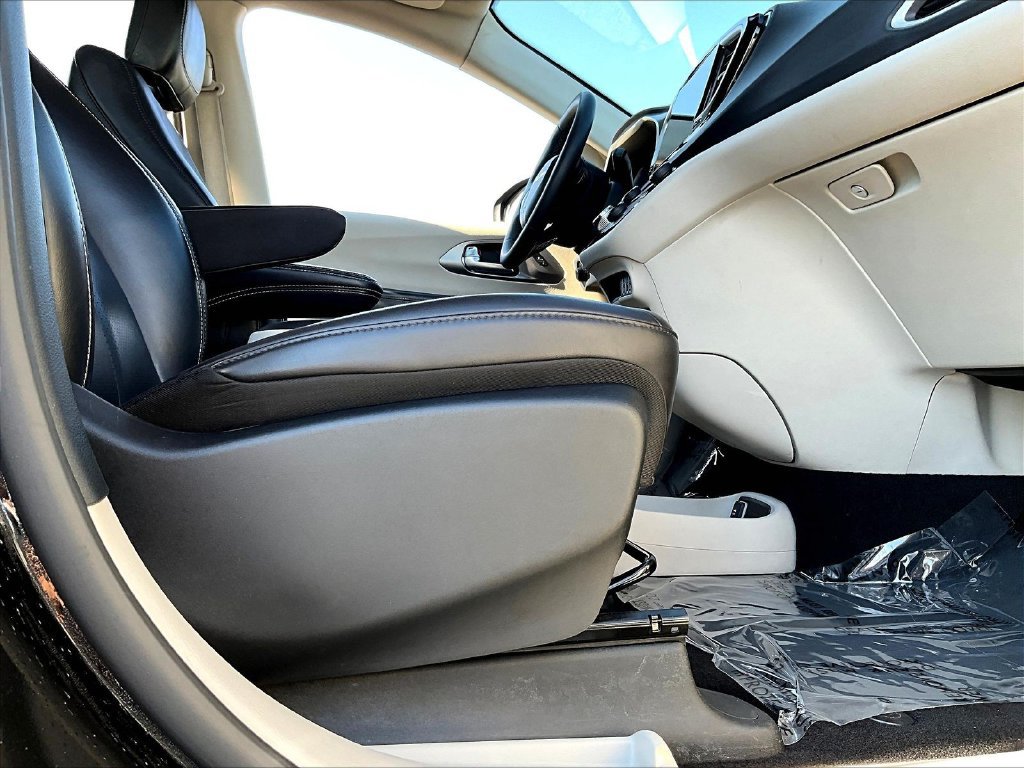 Used 2023 Chrysler Pacifica Touring-L FWD image 38