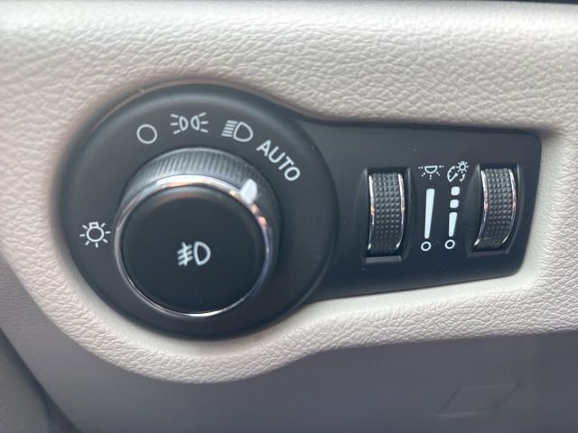 Used 2023 Chrysler Pacifica Touring-L FWD image 15
