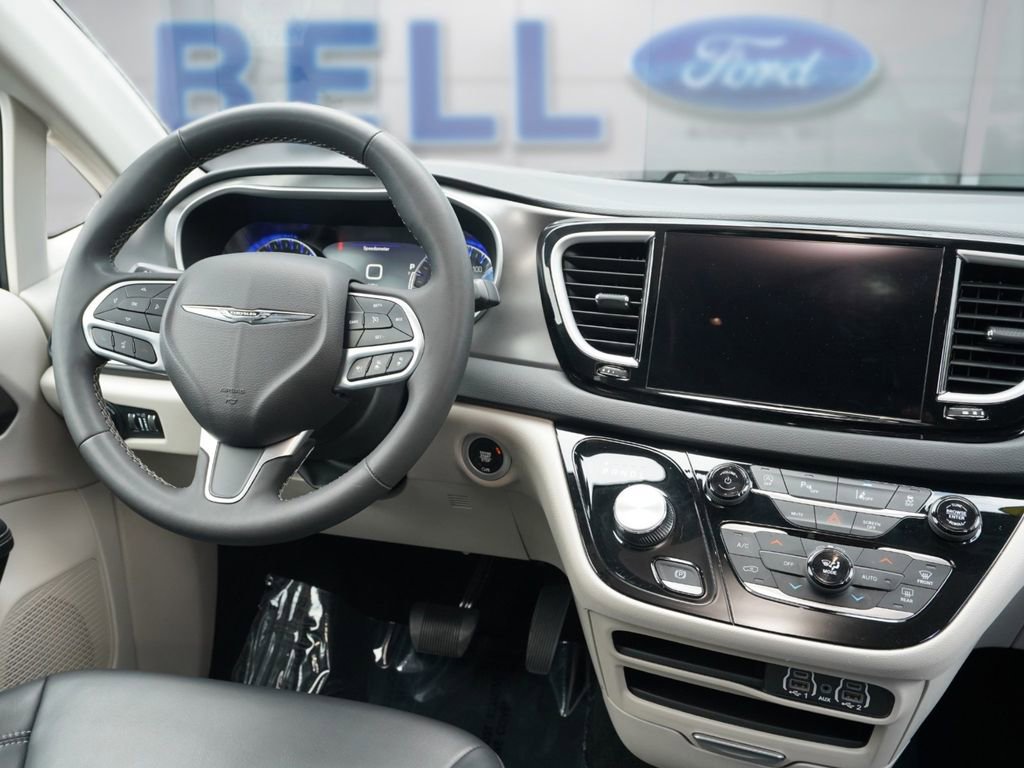 Used 2023 Chrysler Pacifica Touring-L FWD image 16