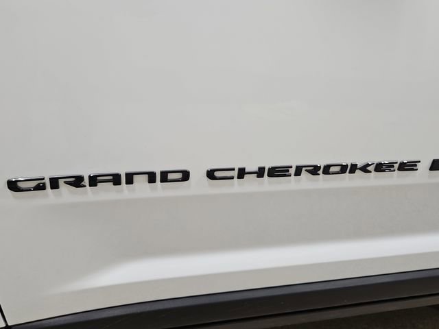 Used 2023 Jeep Grand Cherokee Altitude AWD/4WD image 28