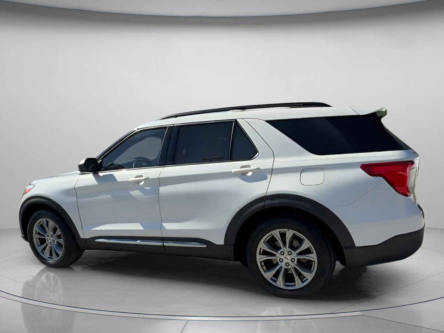 Certified 2022 Ford Explorer XLT w/ Equipment Group 202A image 17