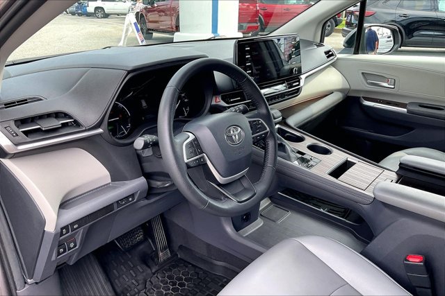 Used 2021 Toyota Sienna XLE FWD image 13