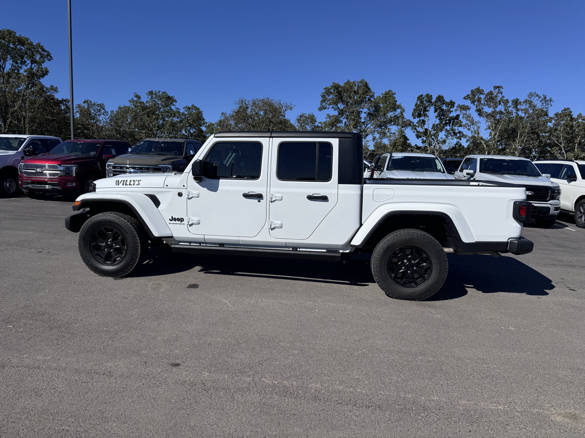 Used 2023 Jeep Gladiator Sport AWD/4WD image 11