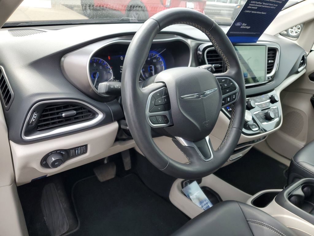 Used 2023 Chrysler Pacifica Touring-L image 11