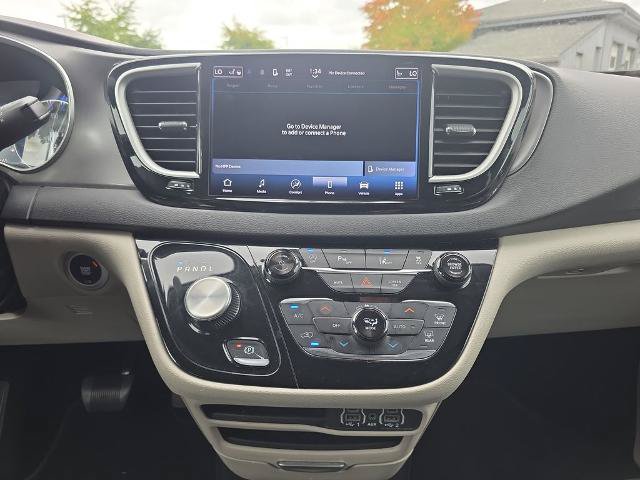 Used 2024 Chrysler Pacifica Touring-L FWD image 27