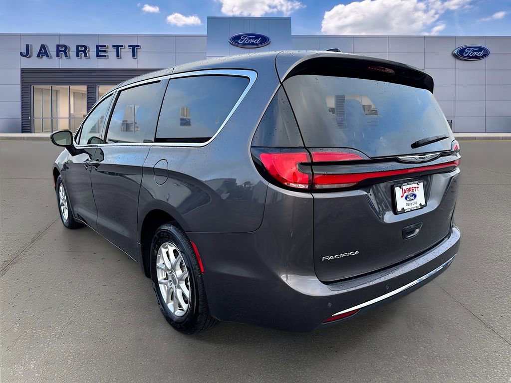 Used 2023 Chrysler Pacifica Touring-L FWD image 5