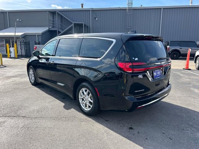 Used 2024 Chrysler Pacifica Touring-L image 5