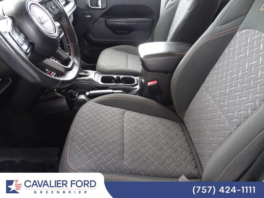 Used 2024 Jeep Gladiator Mojave w/ Technology Group AWD/4WD image 6