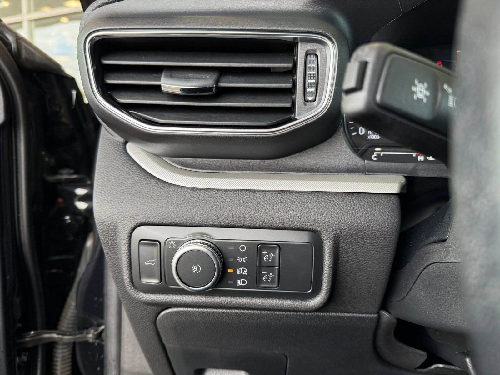 Certified 2022 Ford Explorer XLT w/ Equipment Group 202A image 24