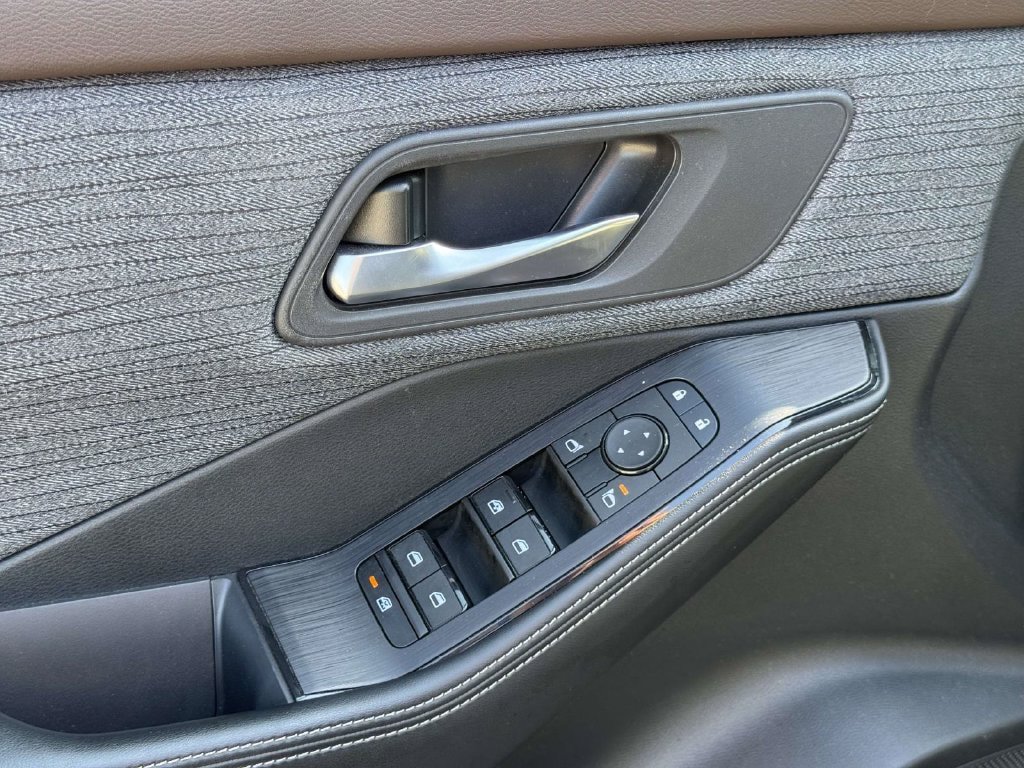 Used 2023 Nissan Rogue SV FWD image 19