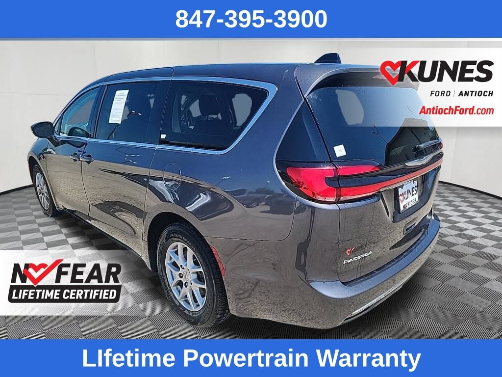 Used 2023 Chrysler Pacifica Touring-L FWD image 5