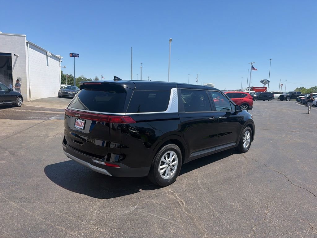 Used 2024 Kia Carnival LX FWD image 8