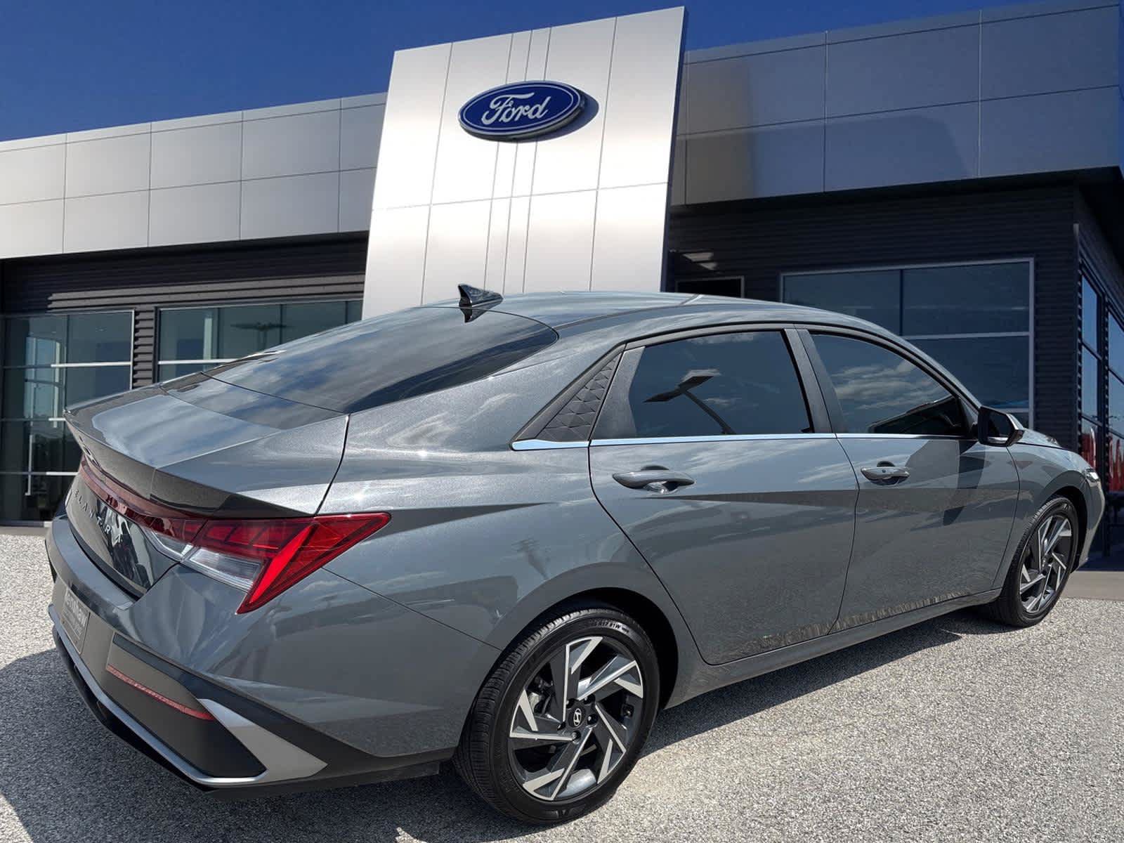 Used 2024 Hyundai Elantra SEL w/ Convenience Package FWD image 2