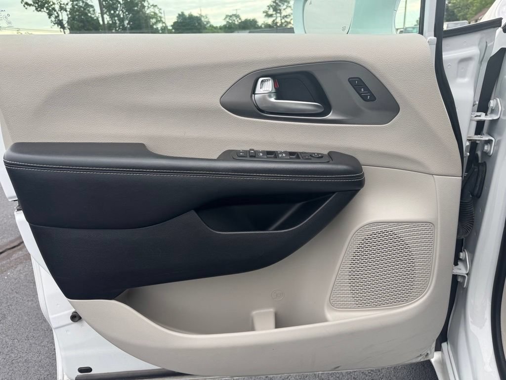 Used 2022 Chrysler Pacifica Touring-L FWD image 2