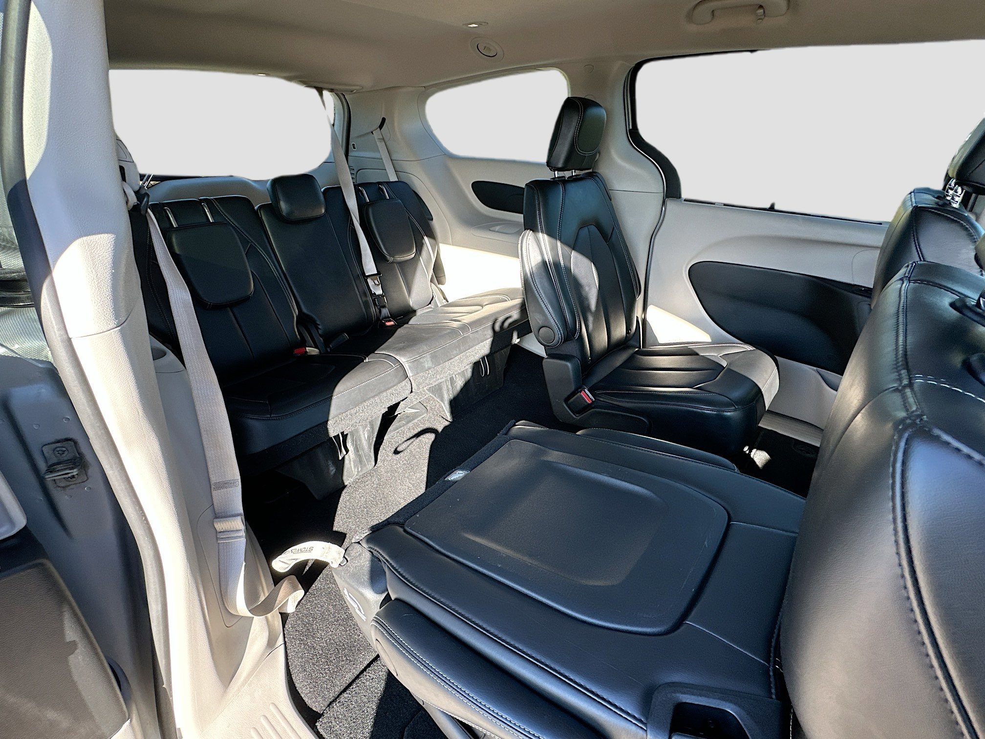 Used 2024 Chrysler Pacifica Touring-L image 24