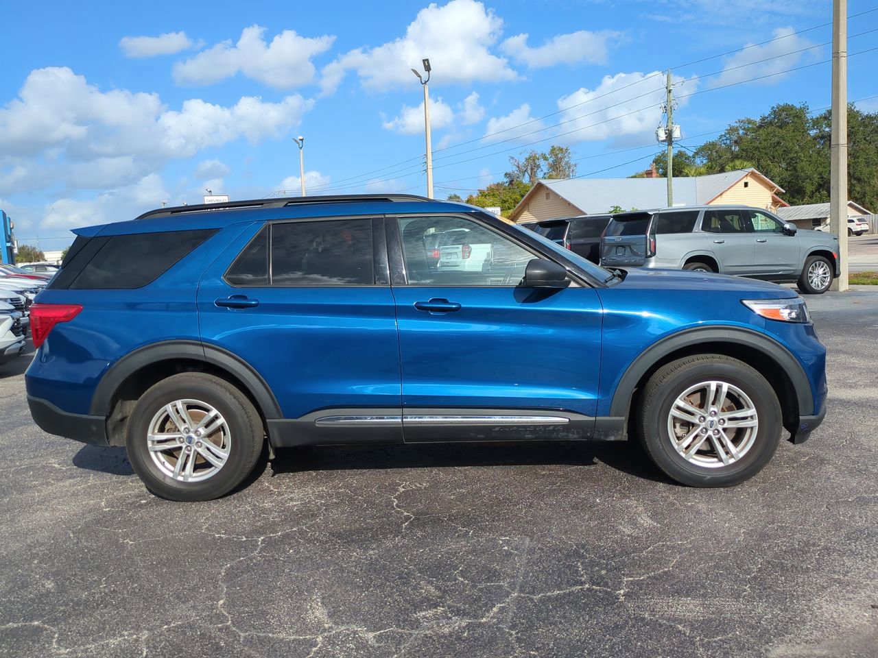 Certified 2022 Ford Explorer XLT w/ Equipment Group 202A AWD/4WD image 5