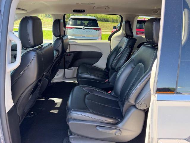 Used 2023 Chrysler Pacifica Touring-L FWD image 11