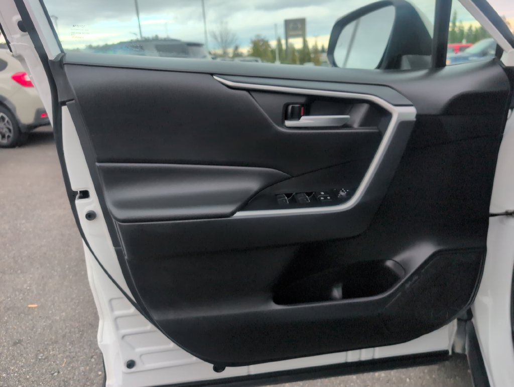 Used 2025 Toyota RAV4 XLE AWD/4WD image 17