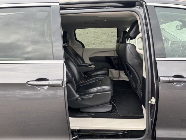 Used 2023 Chrysler Pacifica Touring-L image 29