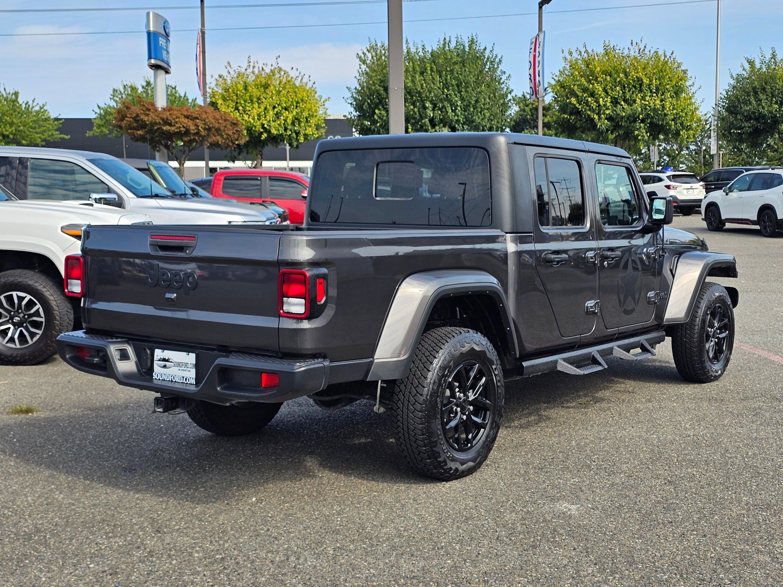 Used 2023 Jeep Gladiator Sport AWD/4WD image 5