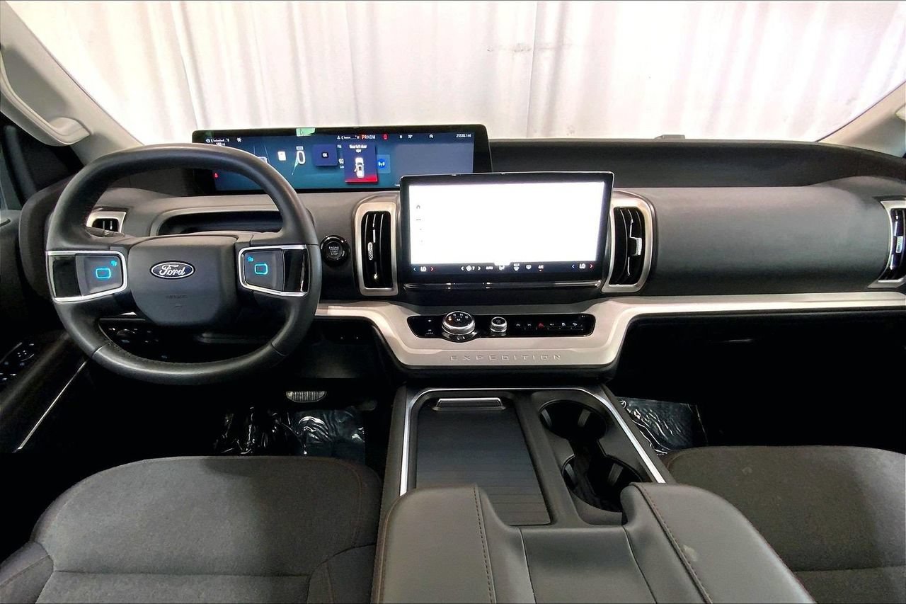 Certified 2025 Ford Expedition Active AWD/4WD image 15