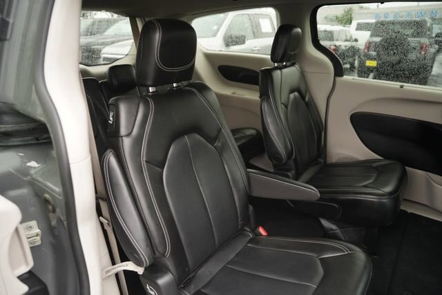 Used 2023 Chrysler Pacifica Touring-L FWD image 18