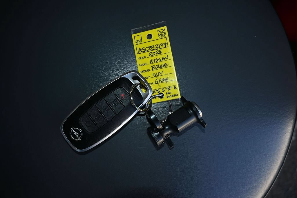 Used 2025 Nissan Rogue SV FWD image 33