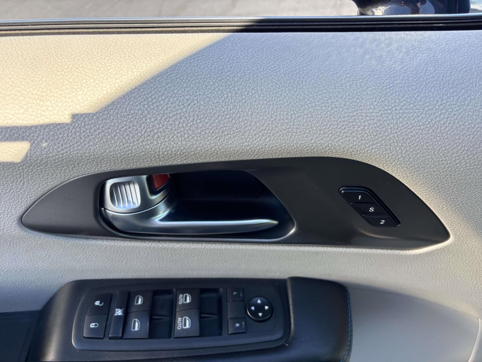 Used 2021 Chrysler Pacifica Touring-L image 14