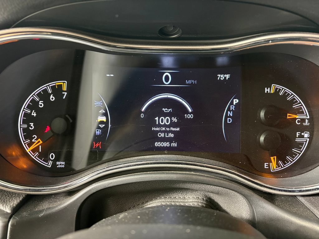 Used 2019 Jeep Grand Cherokee Laredo AWD/4WD image 17