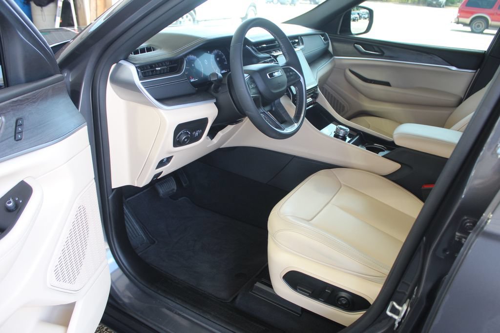 Used 2024 Jeep Grand Cherokee Limited RWD image 31