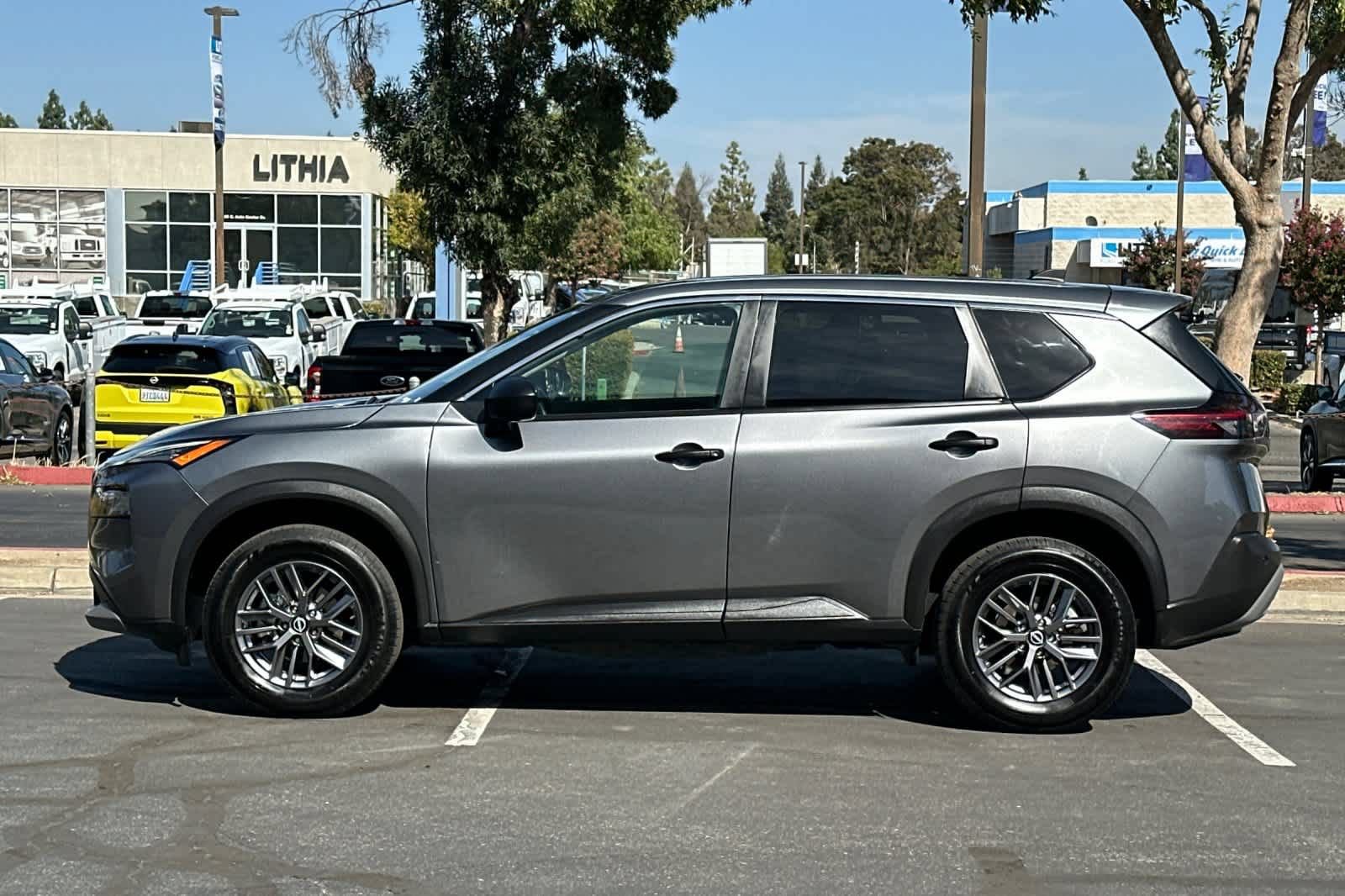 Used 2023 Nissan Rogue S AWD/4WD image 6