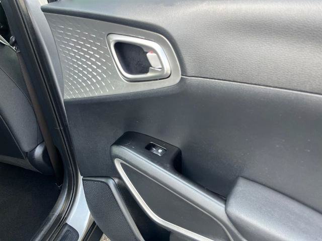 Used 2025 Kia Soul LX w/ LX Technology Package FWD image 12